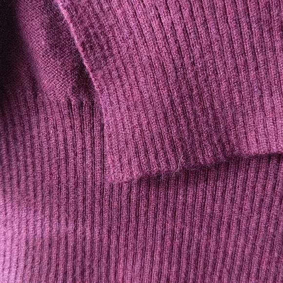 The Bluivy: soft v-neck sweater. - Picture 4 of 4